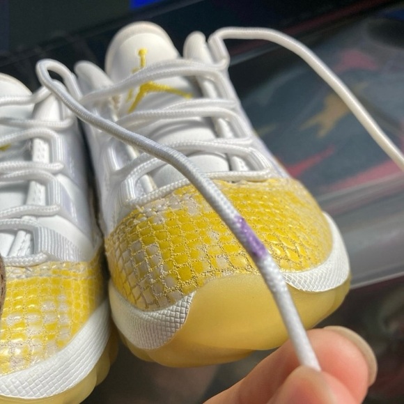 Jordan 11s 9C toddler sneakers White Yellow - Picture 4 of 7